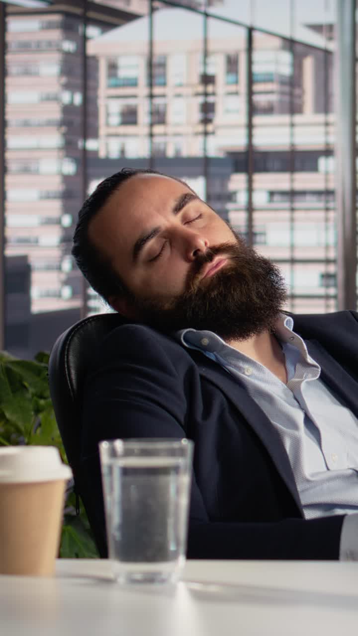 CEO di video verticali che si addormenta, carico di lavoro e stress sul luogo di lavoro, burnout da vita d'ufficio
