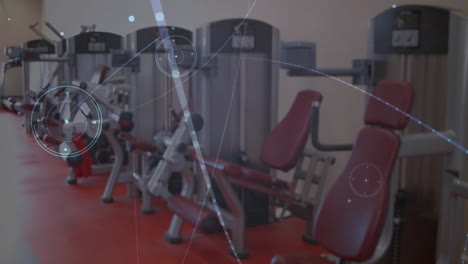 equipo de gimnasia con animación de procesamiento de datos digitales sobre máquinas de ejercicio