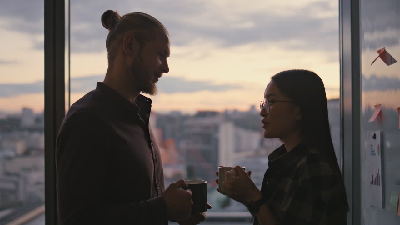 사람들과 이야기하는 실루 편안한 저녁 사무실 클로즈업 사랑 커플 플러팅