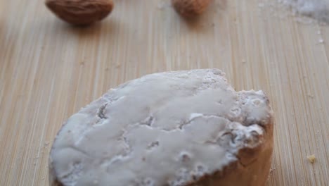 dulce navideño español tradicional, polvorón, en una tabla de madera con un recubrimiento de azúcar blanco suave y texturizado