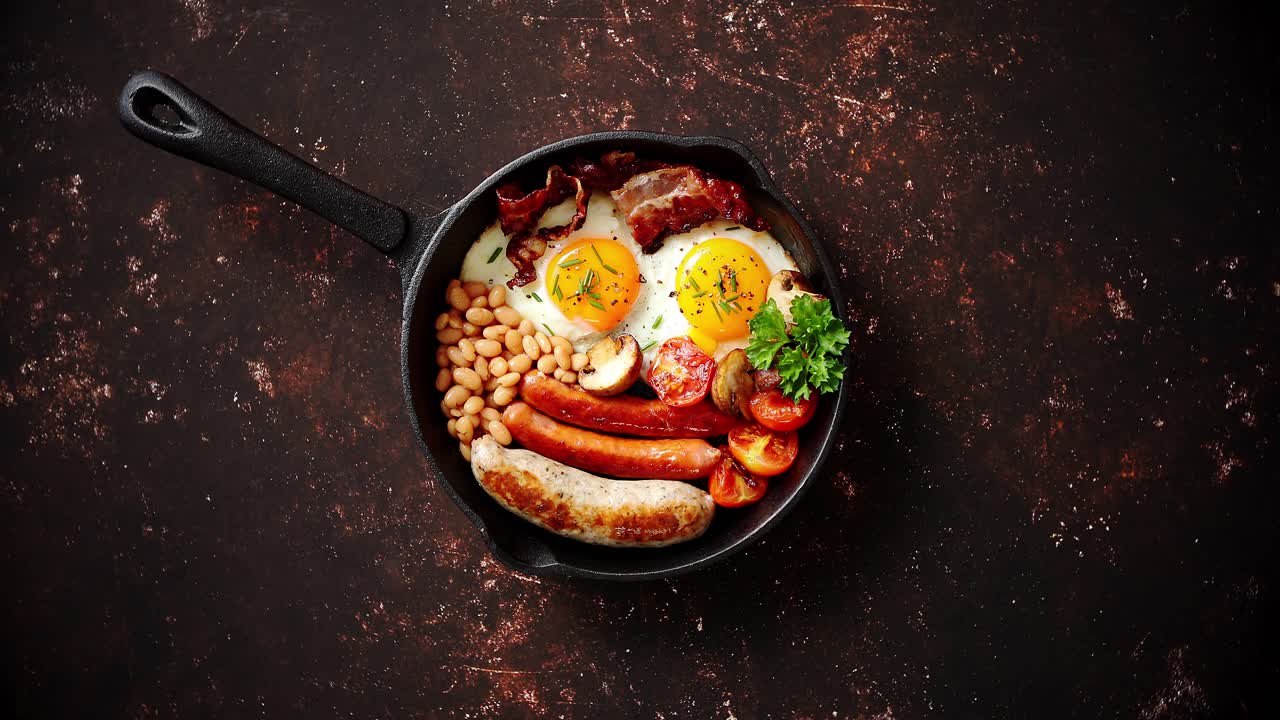 철 요리 팬에 맛있는 영국식 아침 식사