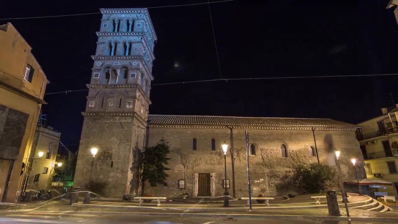 Tipica stradina medievale nella splendida città di Albano Laziale, timelapse hyperlapse notturno, Italia. Passeggiando sulla strada principale con molte attrazioni turistiche.