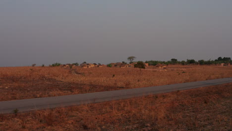 Viajando-Frente-A-Un-Pequeño-Pueblo-Africano,-Angola-3