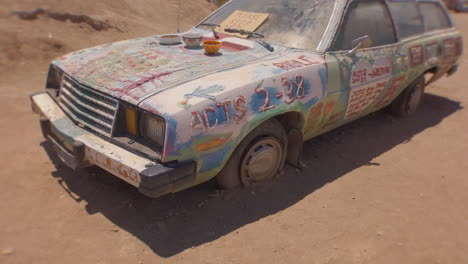 Instalación-De-Arte-Religioso-En-El-Medio-De-La-Nada,-EE.UU.-En-La-Montaña-De-La-Salvación,-Una-Vieja-Camioneta-Con-Un-Cartel-De-No-Salir