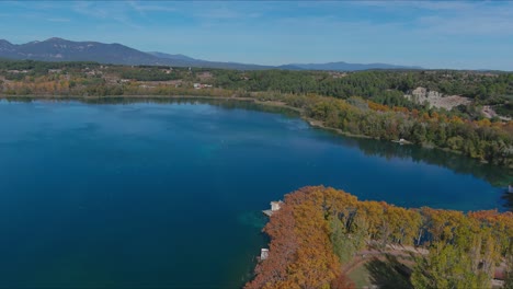 Orilla-Del-Lago-De-Banyoles-En-Otoño-Con-Aguas-Azules,-Girona,-Cataluña