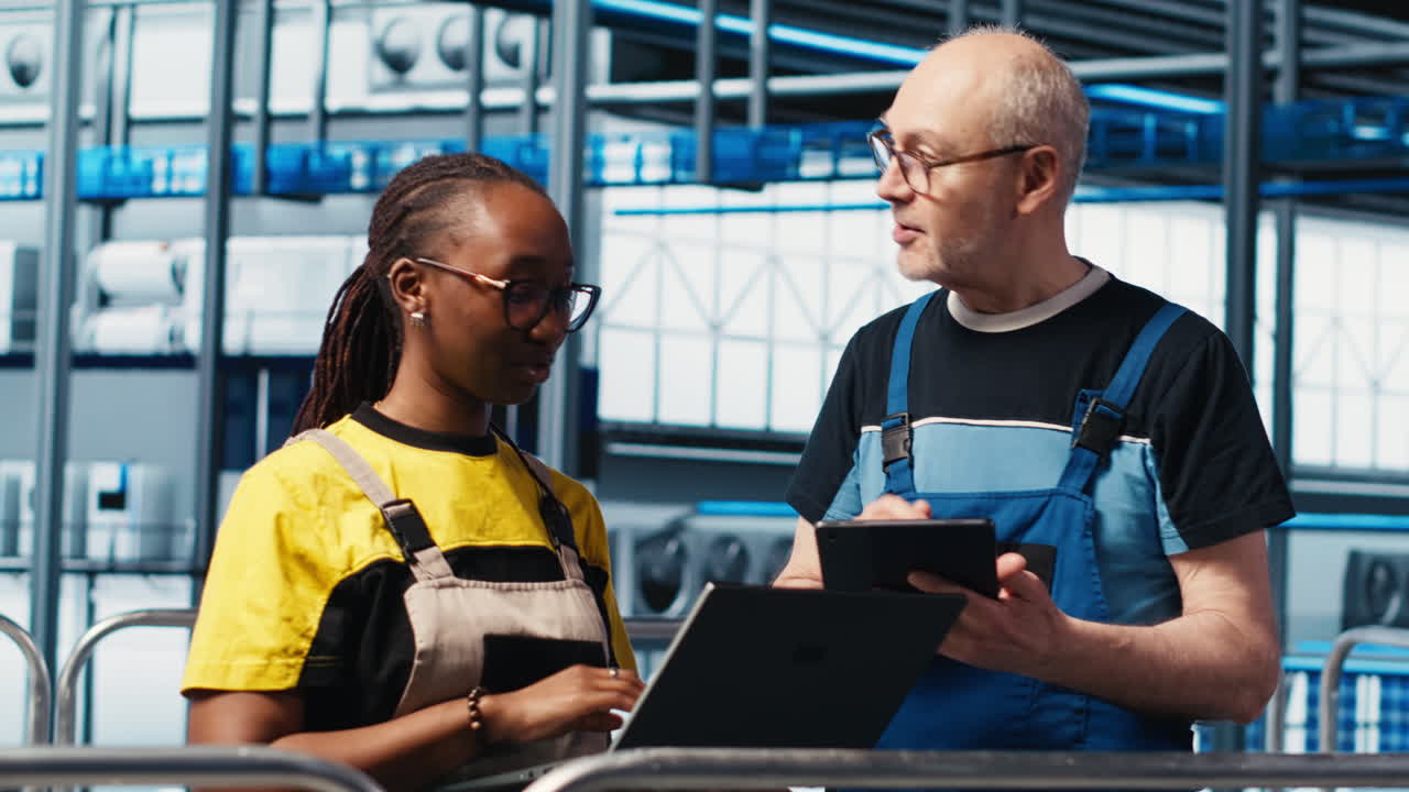 supervisor que supervisa el trabajo realizado por los ingenieros en la planta de paneles solares de la industria 4.0