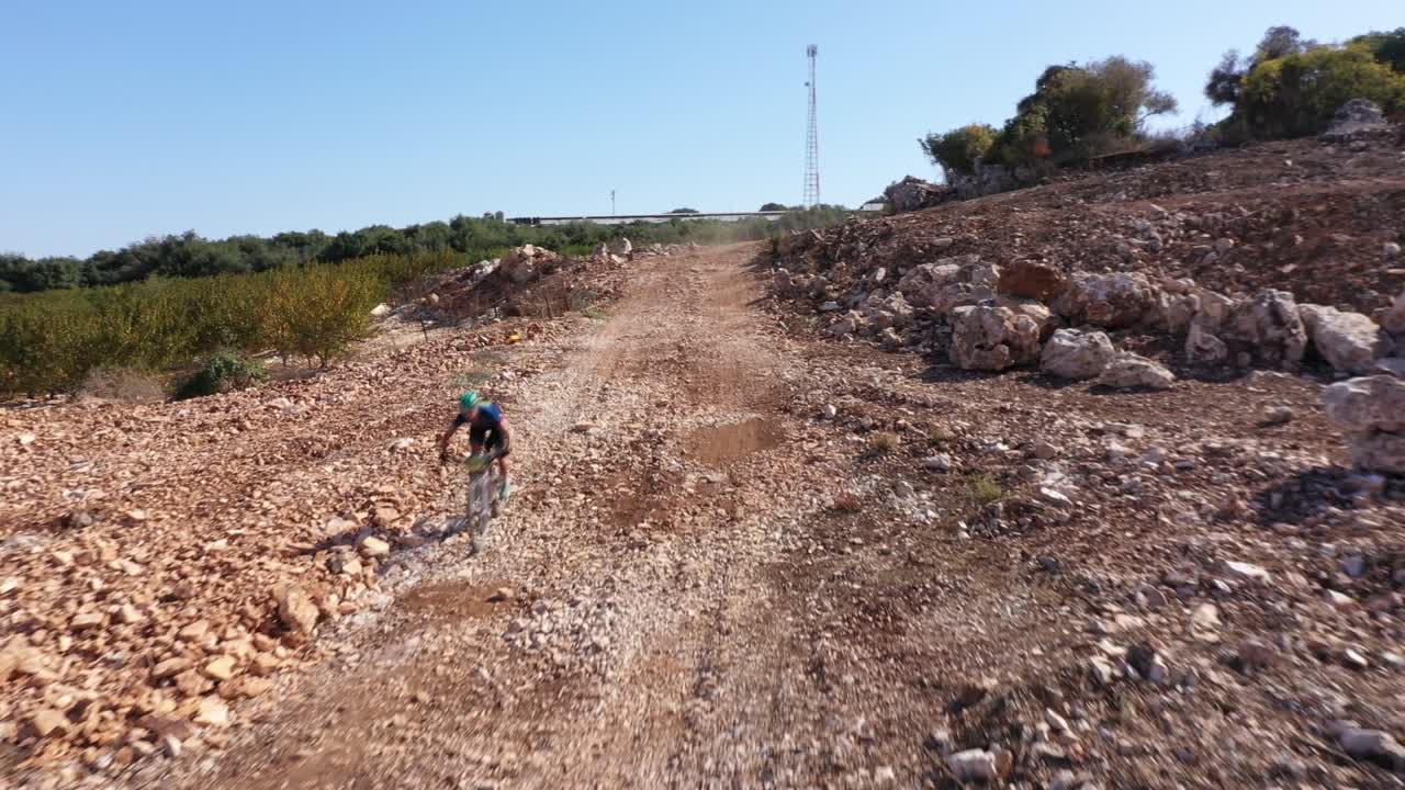 la gente monta sus bicicletas en la naturaleza