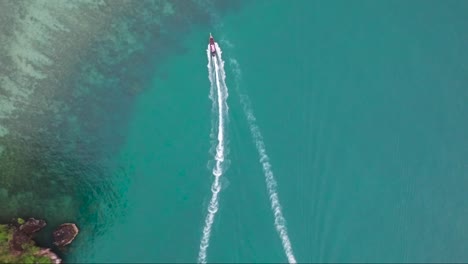 emocionante toma aérea de barcos surcando las aguas turquesas de tailandia