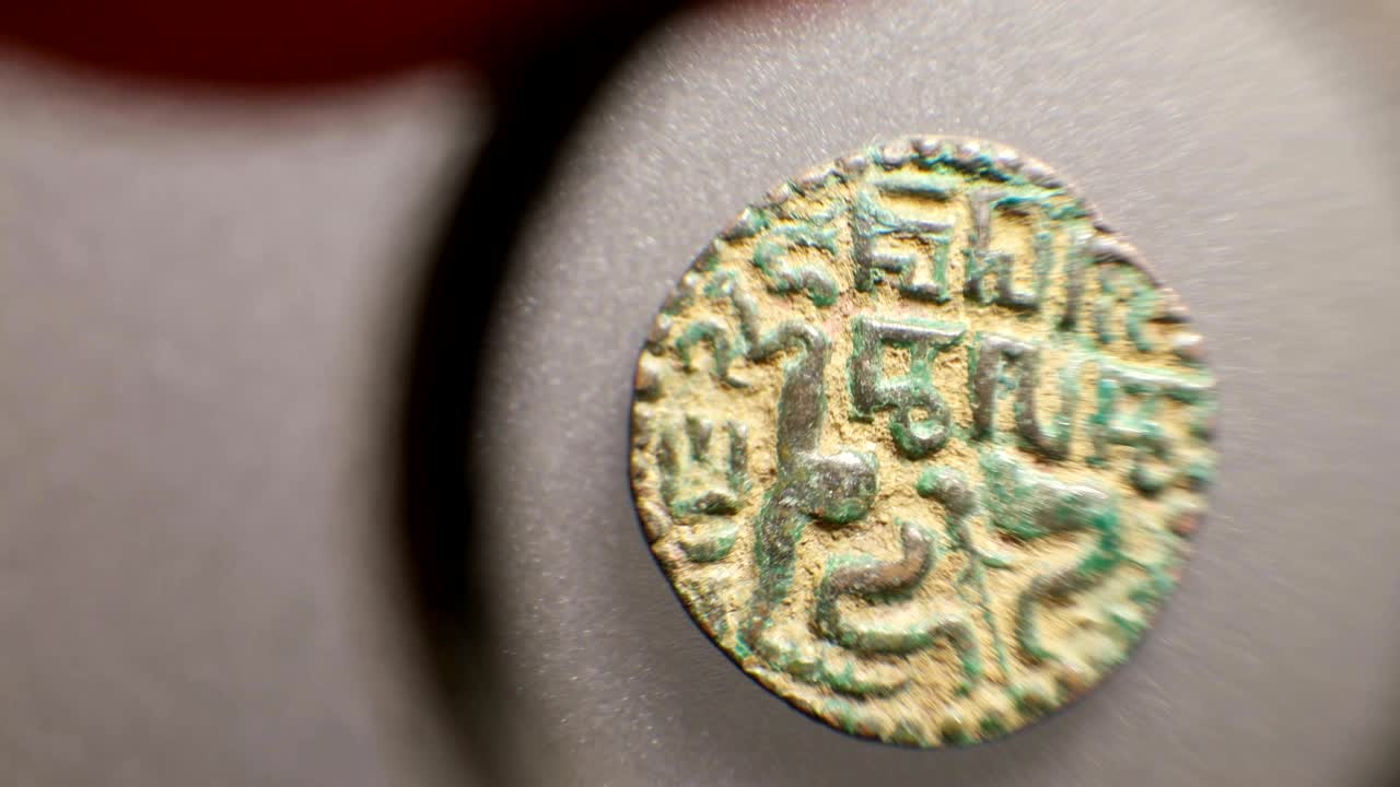 primer plano de monedas muy antiguas