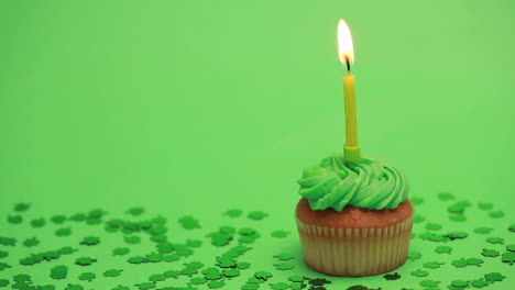 St.-Patricks-Day-Cupcake-Mit-Kleeblatt-Konfetti