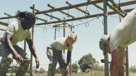 Coloque-Un-Grupo-Diverso-De-Soldados-Haciendo-Burpees-En-El-Campo-En-Una-Carrera-De-Obstáculos-Del-Ejército-Bajo-El-Sol.