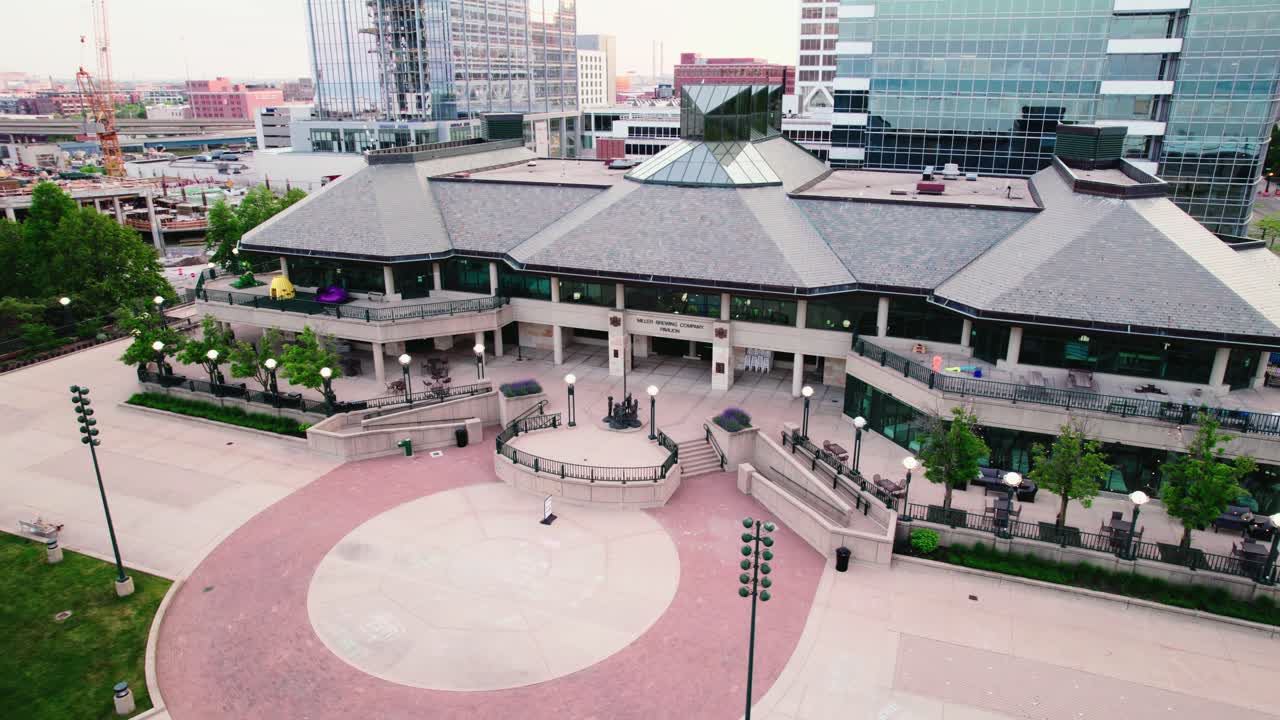 미국 밀워키 위스콘신 의 마천루 주변 을 공전 하는 영화적 인 항공기