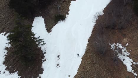 Ein-Wagemutiger-Skifahrer,-Der-Abseits-Der-Piste-Durch-Den-Unberührten-Schnee-Fährt