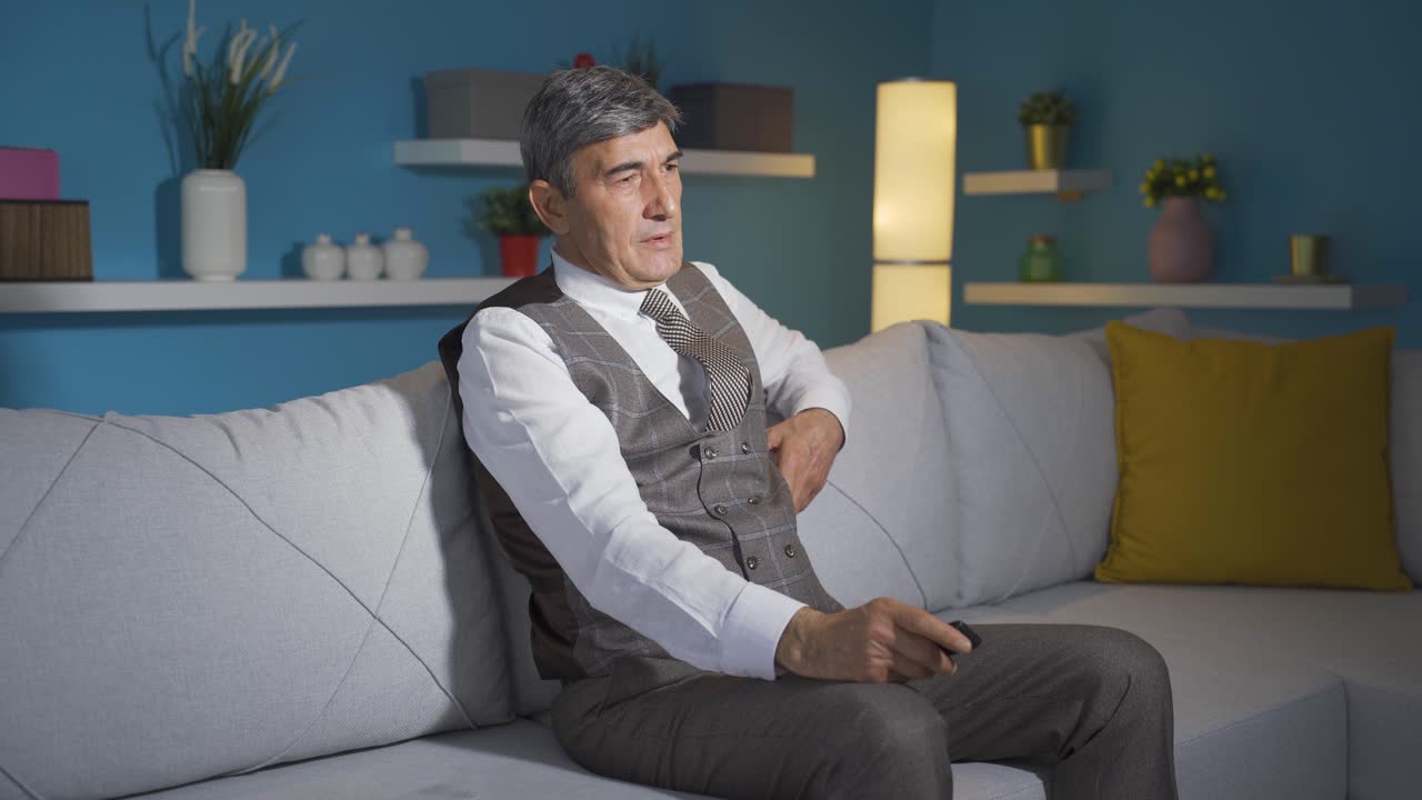 el anciano mirando la factura alta se enoja con la gente en el teléfono.