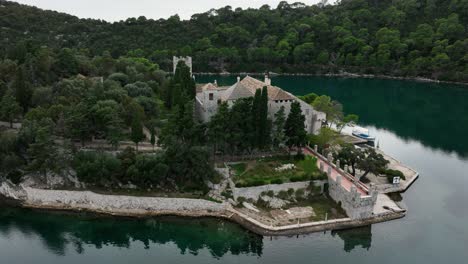 fortaleza de una isla en una bahía croata