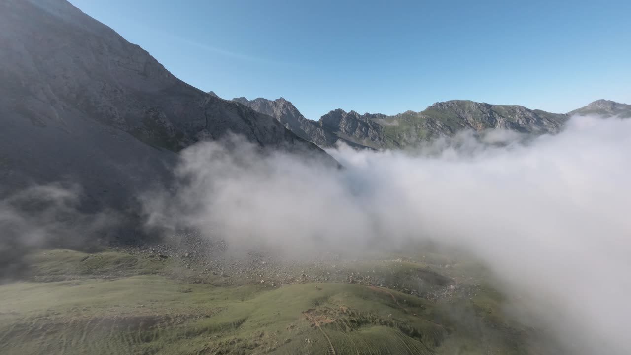 낮은 날아다니는 구름과 스페인의 산맥, 공중 fpv 뷰