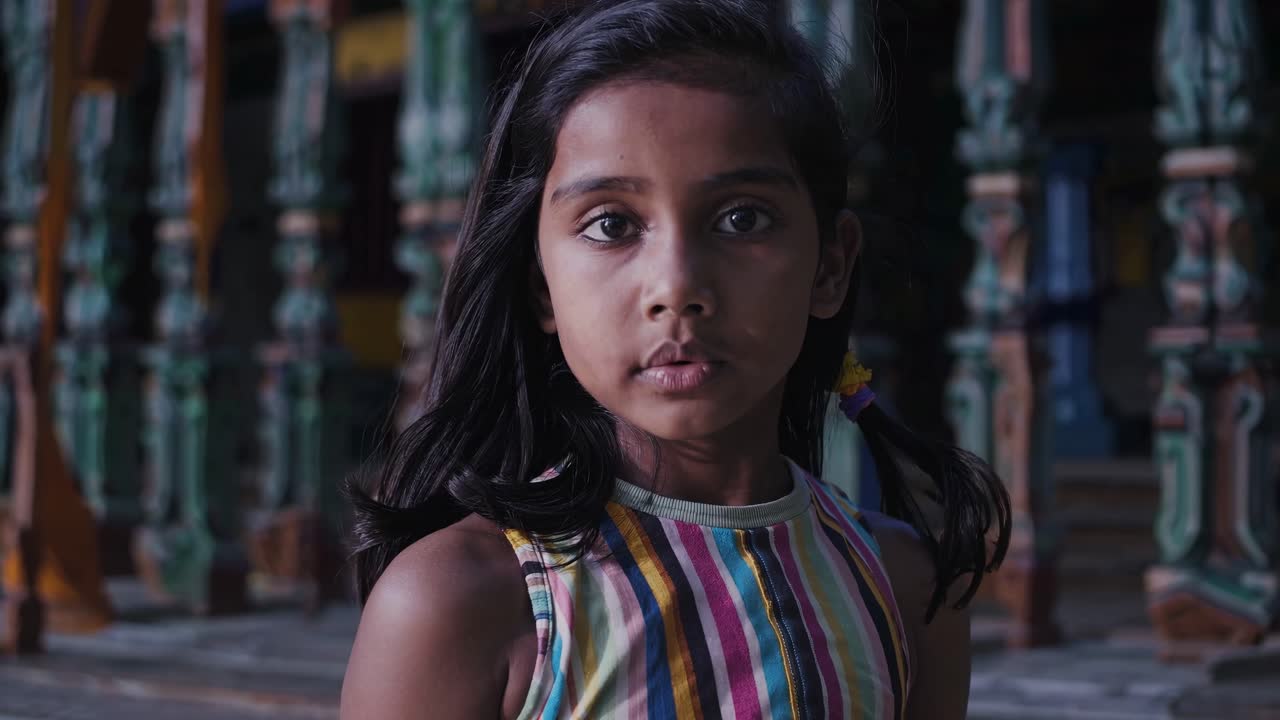 chica sonriente en un vestido a rayas