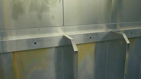 Eine-Aufnahme-Eines-öffentlichen-Urinals-In-Einem-Park