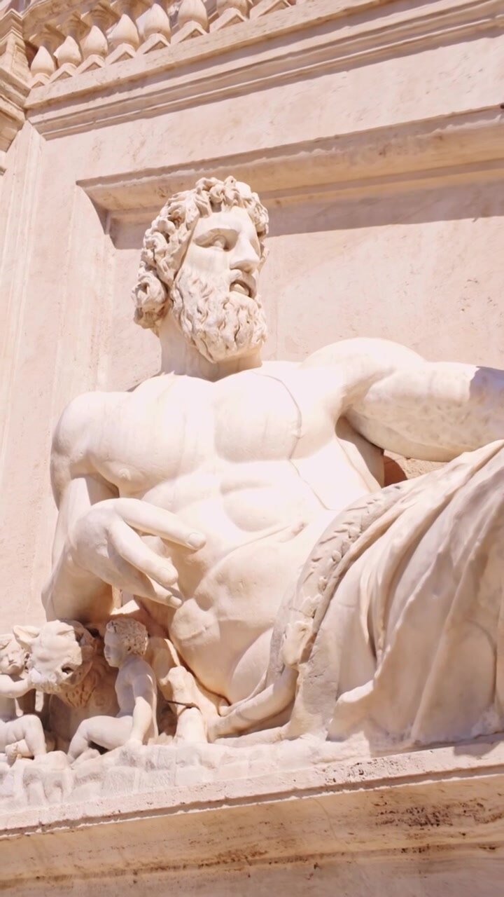 Statua in marmo del dio Tevere al Campidoglio a Roma