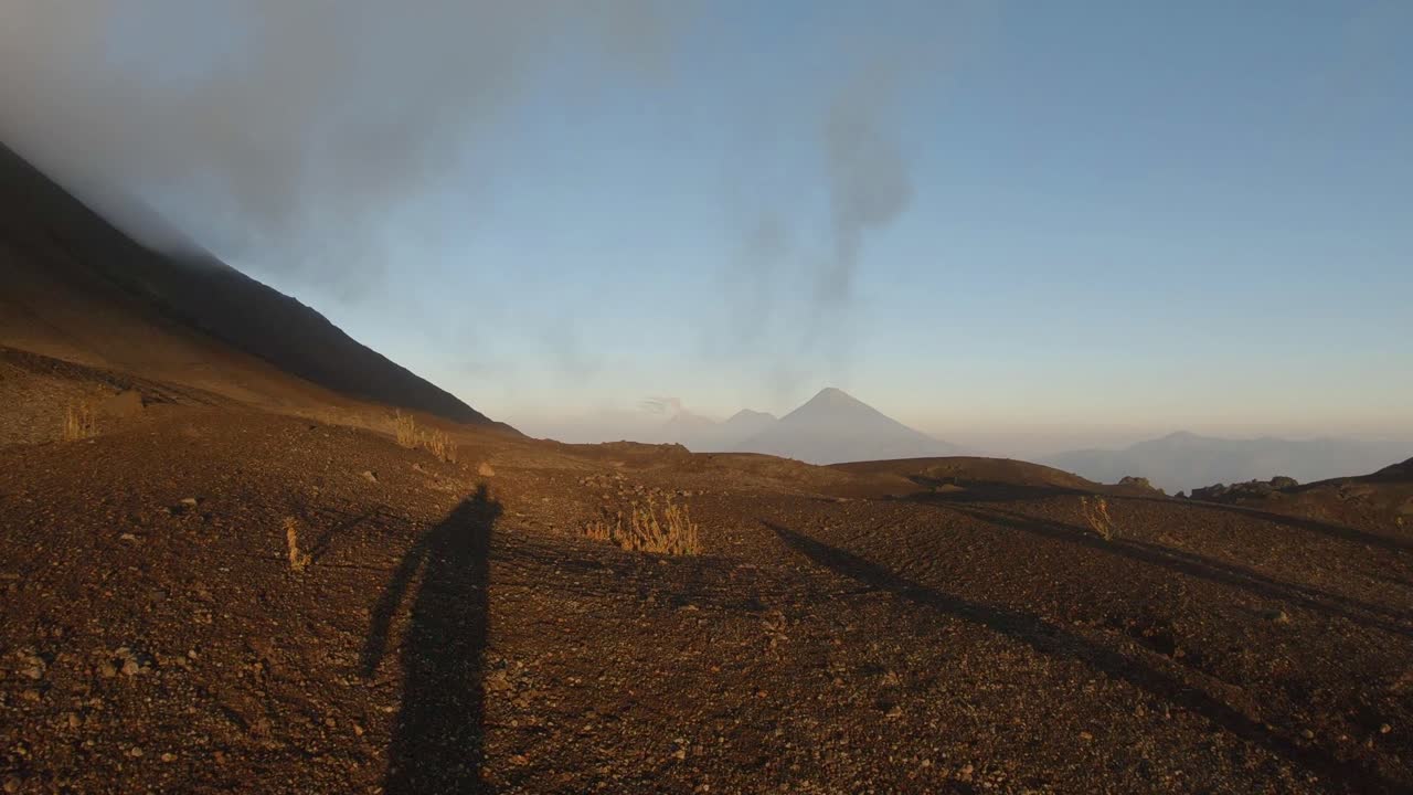amanecer en el volcán pacaya en guatemala