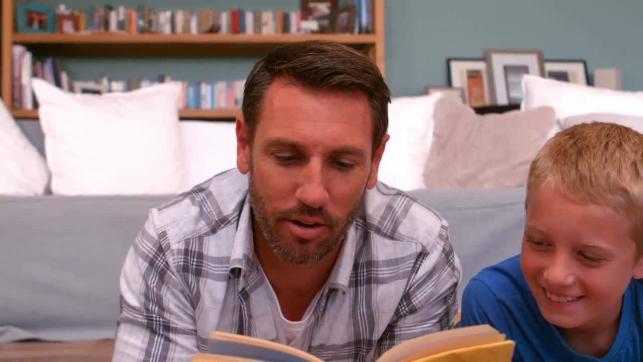 padre e hijo leyendo un libro