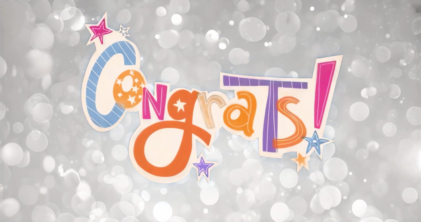 All'avvio, una grafica multicolore di 'Congratulazioni' appare su accenti scintillanti di bokeh grigio, a indicare il successo.