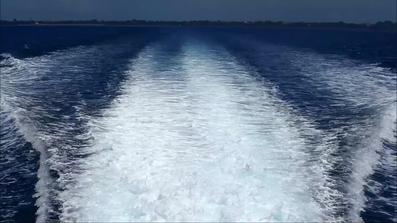 바리 의 누사 페니다 섬 으로 가는 항해 보트 뒤 에 있는 바다 물결 의 전망