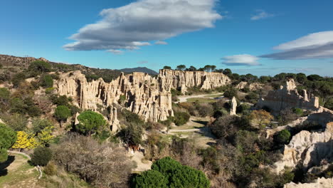 경치 좋은 풍경 속에 자리잡은 ille-sur-têt은 pyrénées-oriennes의 보석으로 자리잡고 있습니다.