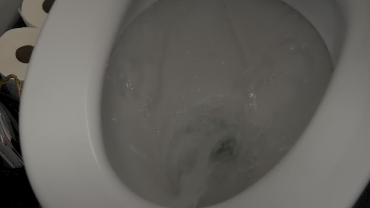 primer plano en ángulo alto de un retrete de inodoro en un baño moderno