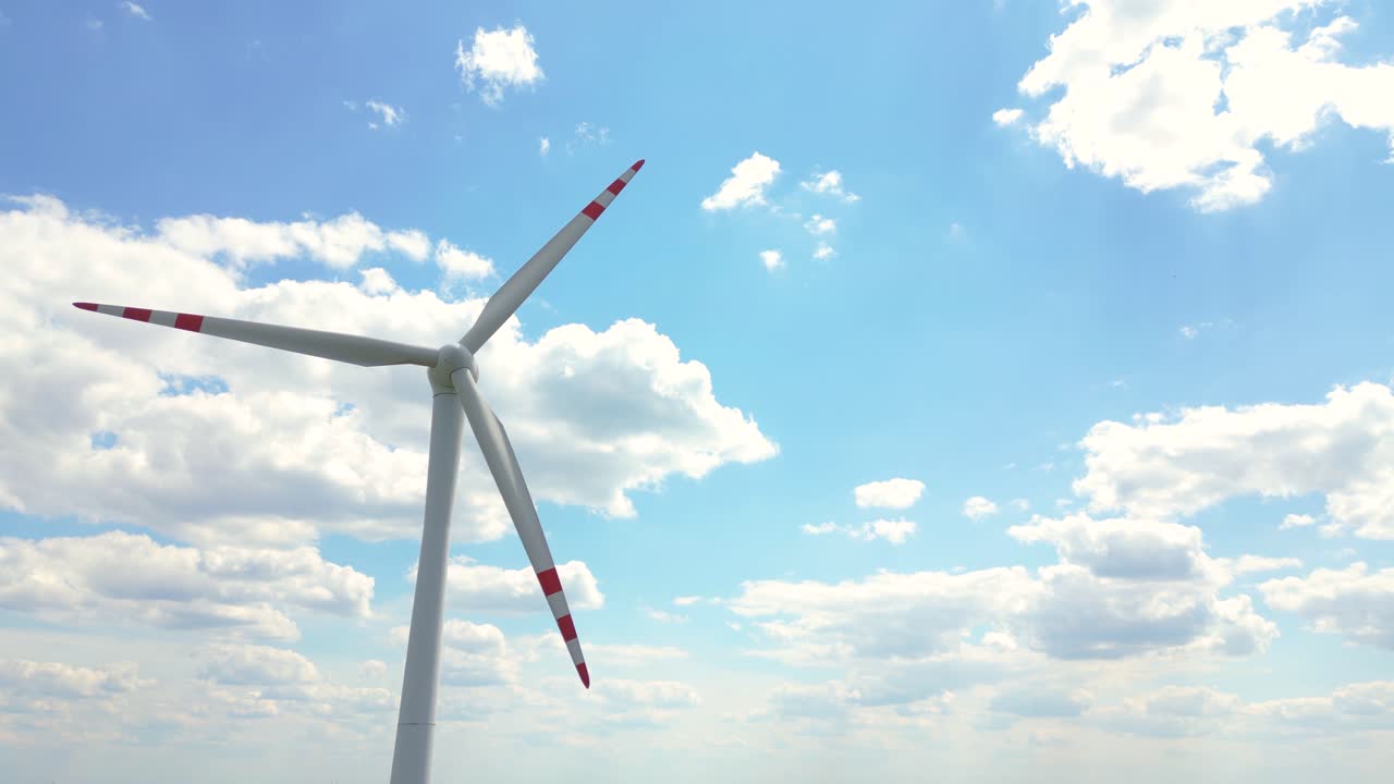 하이랜드 의 아름다운 구름진 하늘 에서 에너지 생산 을 위한 강력 한 풍력 터빈 농장 의 공중 전망