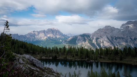 Lapso-De-Tiempo-De-Nubes-Corriendo-Sobre-El-Monte-Cristallo-Y-El-Lago-Federa,-Italia