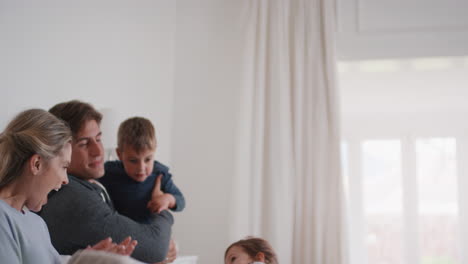 Niños-Felices-Saltando-En-La-Cama-Despertando-A-Madre-Y-Padre-Disfrutando-De-Una-Mañana-Juguetona-Con-Niños-El-Fin-De-Semana-Por-La-Mañana-En-Casa-Imágenes-De-4k