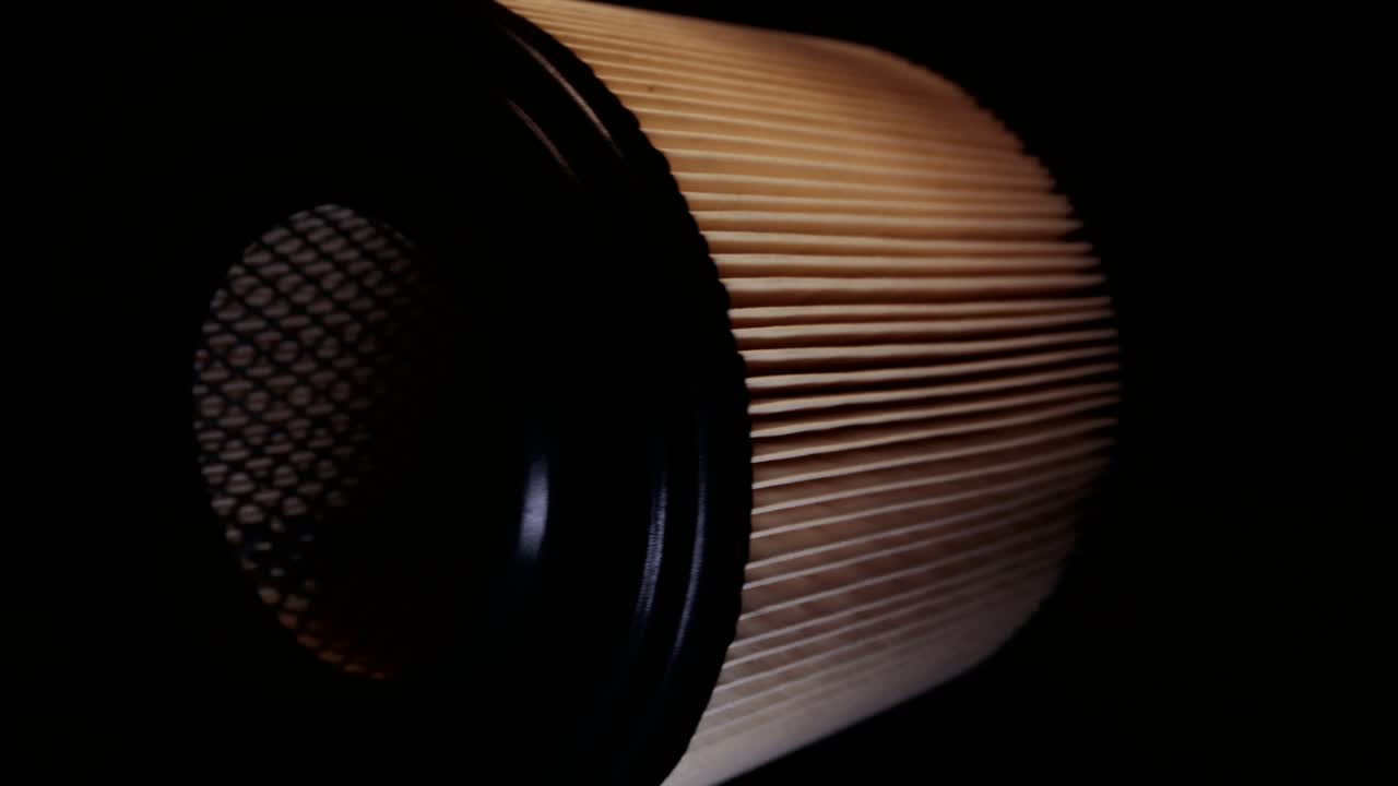 filtro de aire de camión girando sobre un plato giratorio en la oscuridad