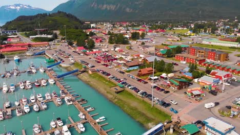 Video-De-Drones-De-4k-Del-Pueblo-De-Pescadores-En-Valdez,-Ak-Durante-Un-Día-Soleado-De-Verano