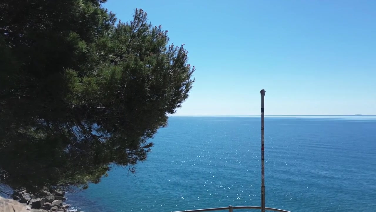 Kristalhelder turkoois meer in de Franse Alpen dat majestueuze besneeuwde bergen weerspiegelt tijdens een vredige ochtend