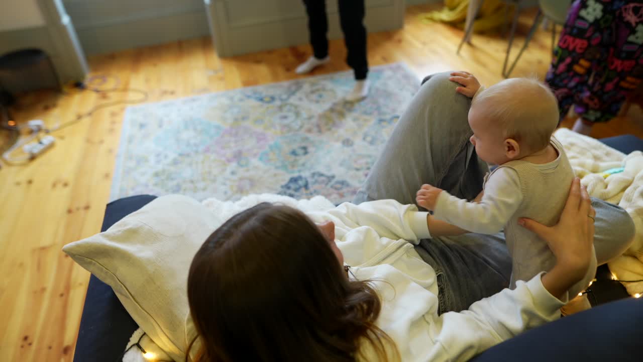 어머니 와 아기 가 소파 에서 놀고 있다