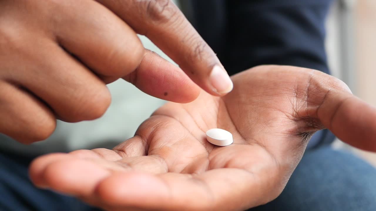 persona que está tomando una píldora