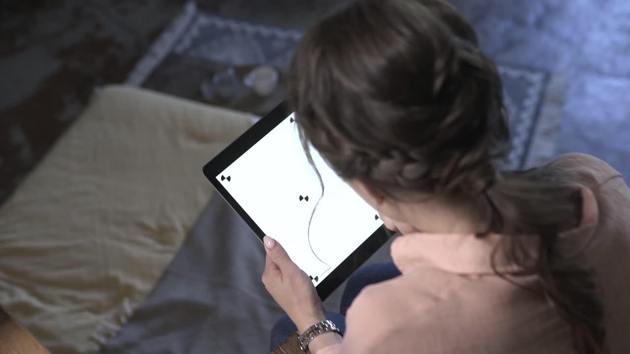 집에서 태블릿을 사용하는 여성