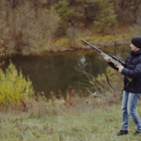 hombre apuntando con un rifle de caza