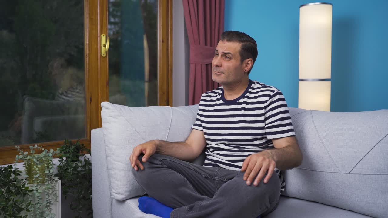 hombre musulmán orando frente a la ventana.