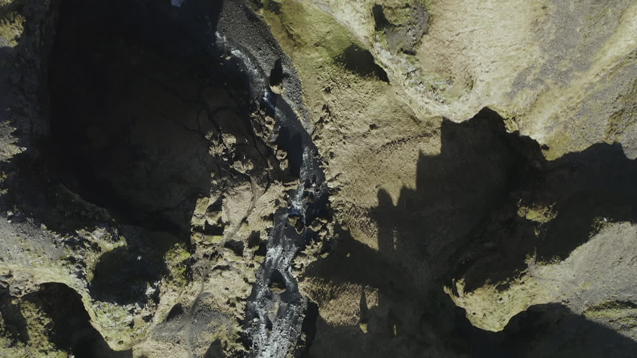 cascada kvernufoss que fluye sobre un acantilado cubierto de musgo en un día soleado de verano en el sur de islandia