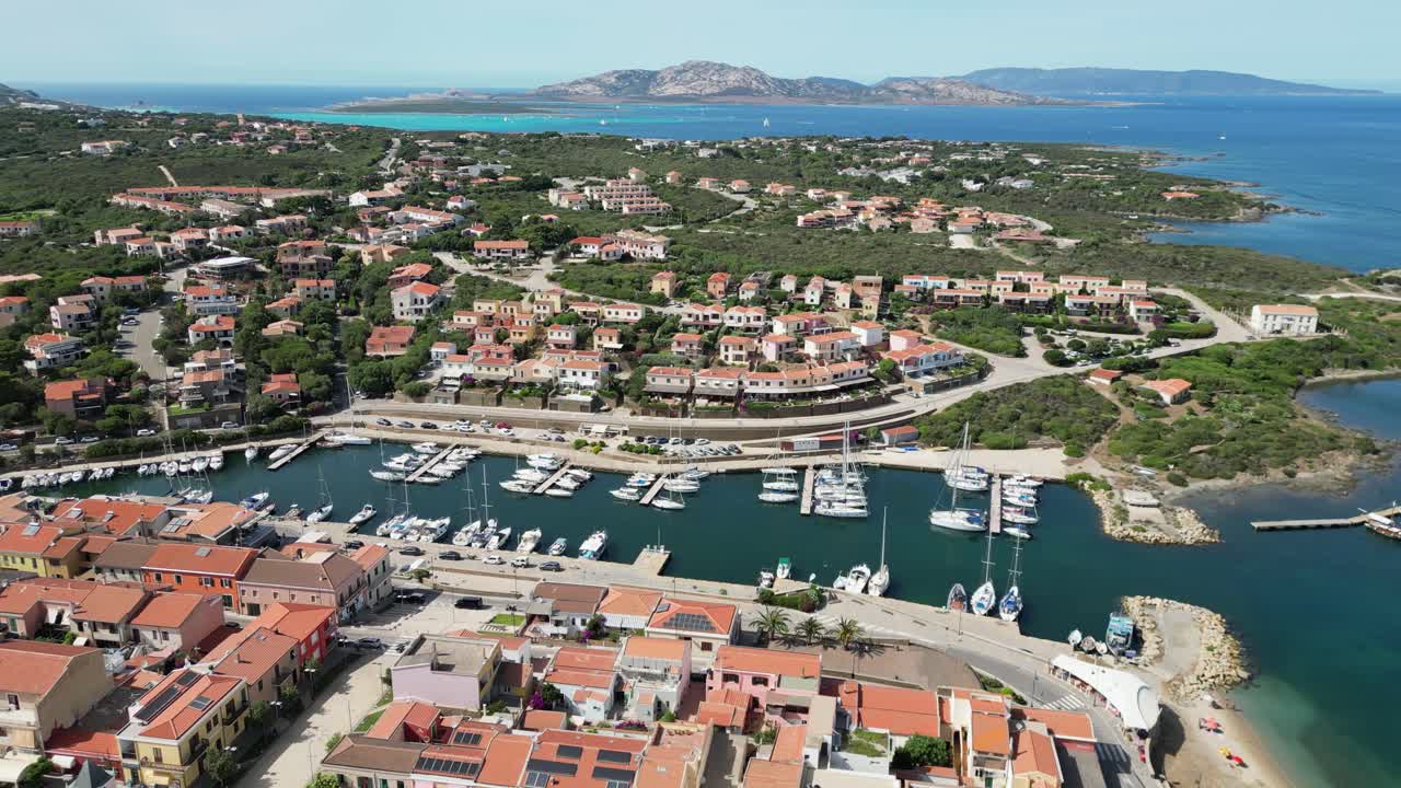 Porto e cittadina di Stintino a Sassari, Sardegna, Italia - Ripresa aerea 4k