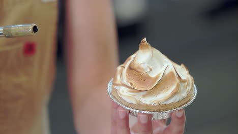 Cierre-El-Delicioso-Postre-De-Crema-Caramelizado-Con-Una-Antorcha-Culinaria