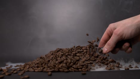 recogiendo granos de café con humo por todas partes en súper cámara lenta