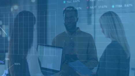 animación del procesamiento de datos financieros sobre diversas personas de negocios en la oficina