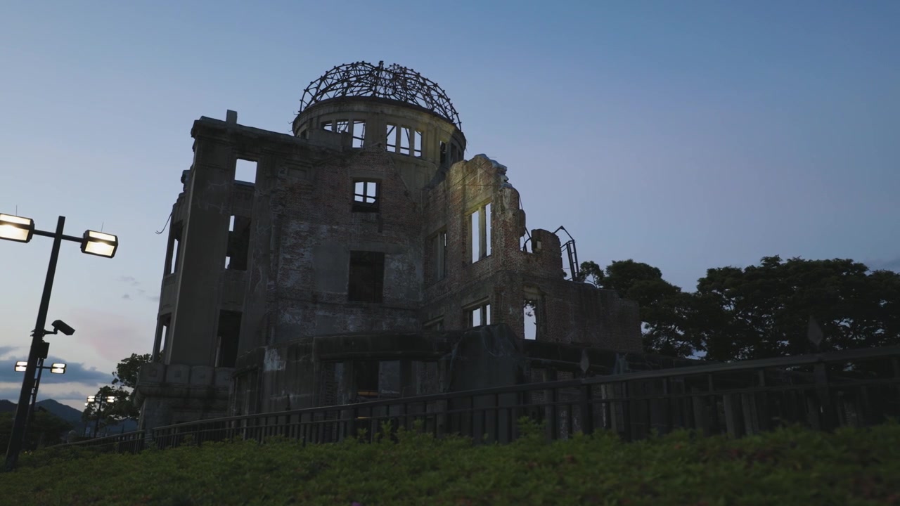 Avvicinandosi alla cupola atomica di Hiroshima di notte