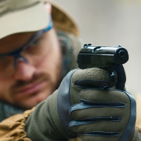 een man speelt airsoft met een pistool in zijn hand 4