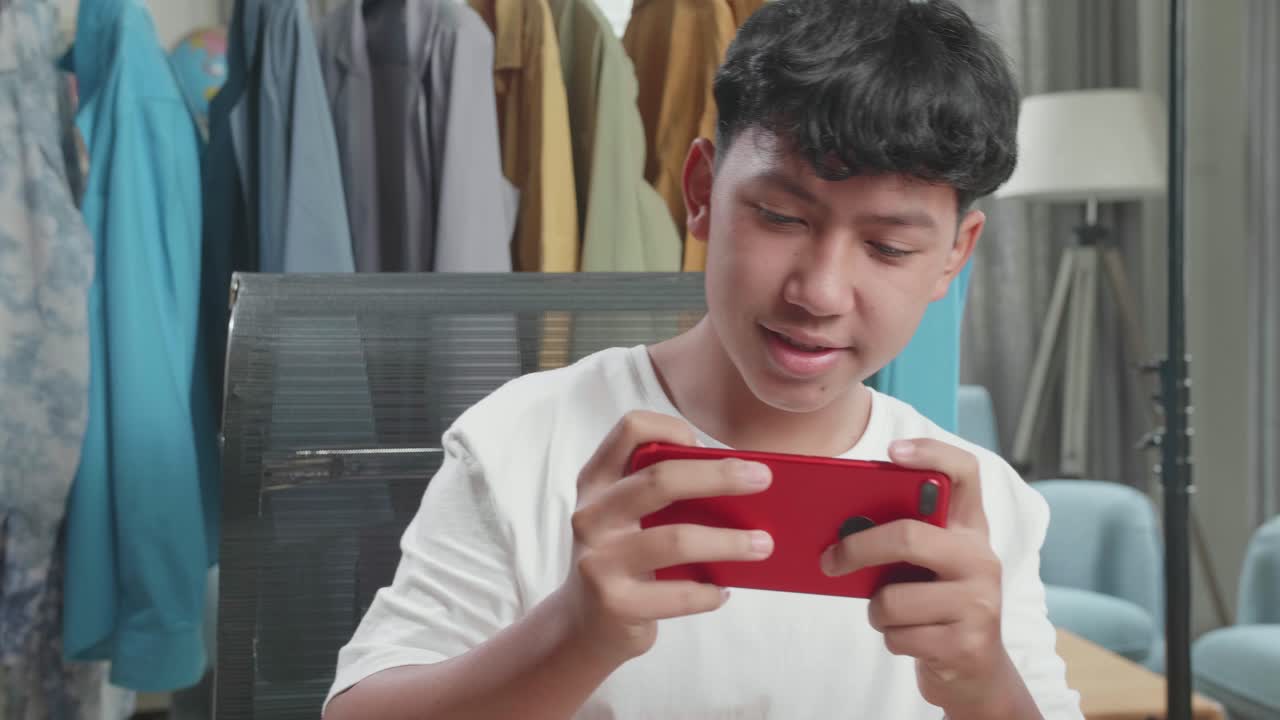 십대 가 모바일 게임 을 하고 있다