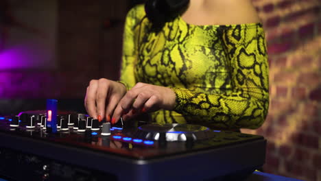 Woman-with-headphones-djing-at-the-disco