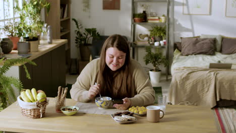 healthy woman eating breakfast